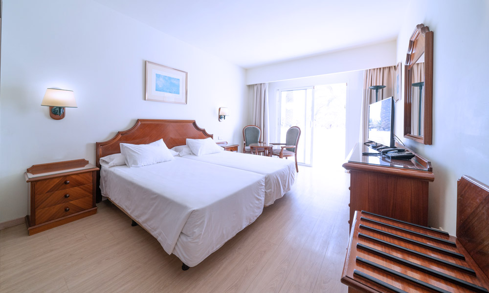 Bett der Junior Suite mit Relaxia Olivina