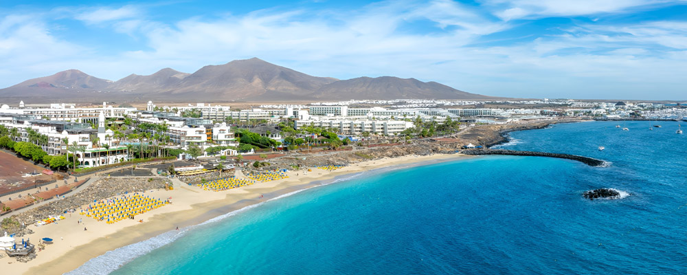 Vistas de la playa blanca en Lanzarote