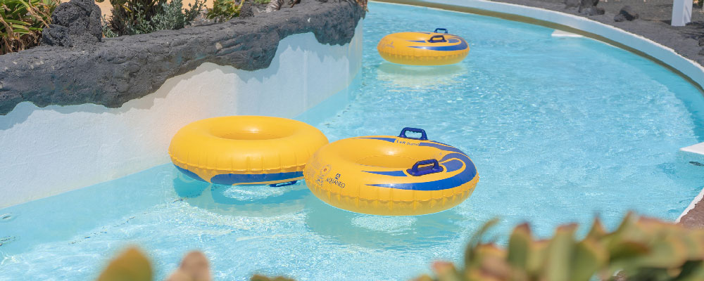 Unos flotadores donut en el Magma River en Aqualava Water Park