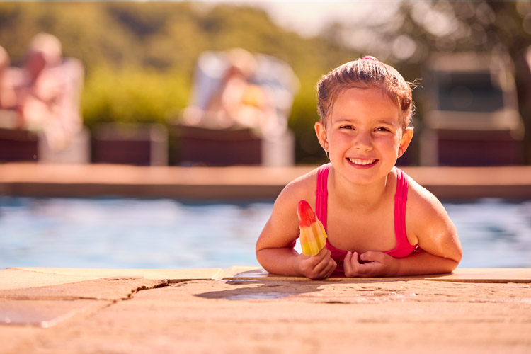 Familia divirtiéndose en la piscina del hotel Relaxia