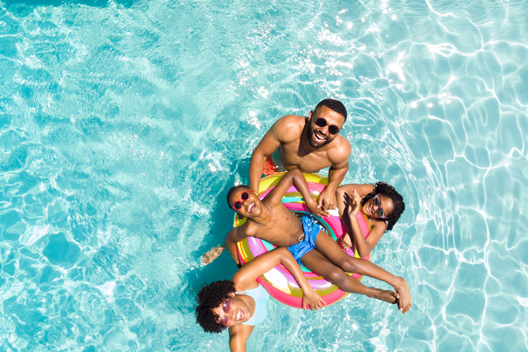 Familia divirtiéndose en la piscina del hotel Relaxia