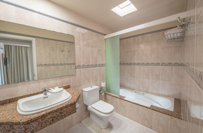 Bathroom of the apartment with cactus at Relaxia Lanzasur Club