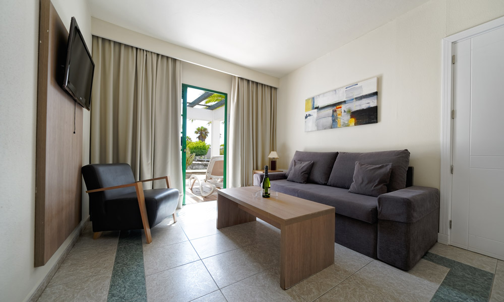 Bedroom with two beds at Relaxia Lanzasur Club