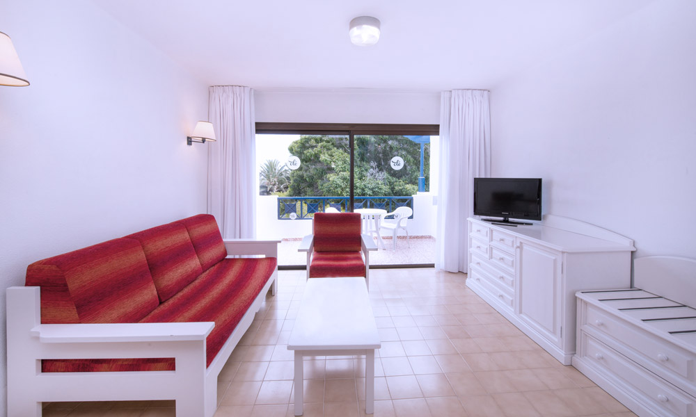 Sofa and balcony of the Suite Relaxia Olivina