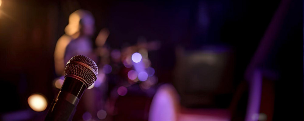 Woman singing at a concert in Relaxia Olivina